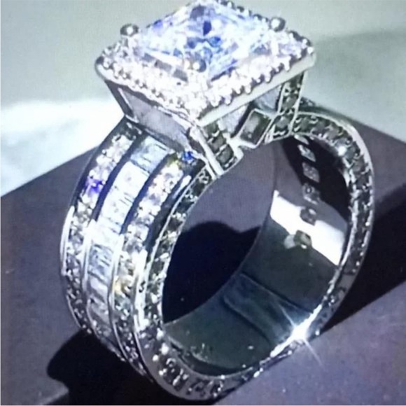 Super shiny Women Diamond RING - Picture 2 of 2